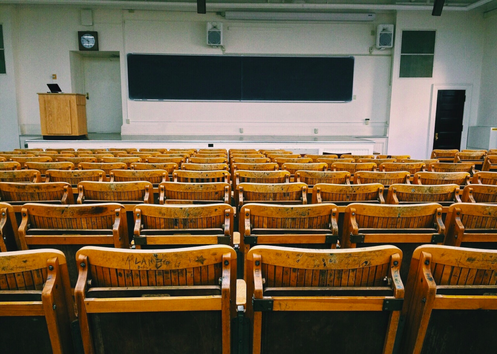 Άδεια αίθουσα με πυκνά τοποθετημένα θρανία